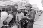 El reportero Hua Kiem, de la Agencia Vietnamita de Noticias, se reunió con la población de Saigón para compartir noticias y fotos sobre la victoria de la histórica Campaña de Ho Chi Minh de 1975, que liberó por completo el Sur y reunificó el país. (Foto: VNA)