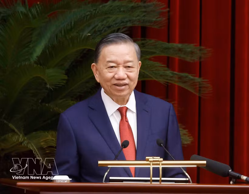 El secretario general del Partido Comunista y presidente de Vietnam, To Lam, pronuncia el discurso de clausura del IV Pleno del Comité Central. (Foto: VNA) 