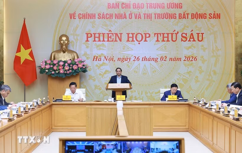El primer ministro de Vietnam, Pham Minh Chinh, preside la sexta reunión del Comité Directivo Central sobre Políticas de Vivienda y el Mercado Inmobiliario. (Foto: VNA)
