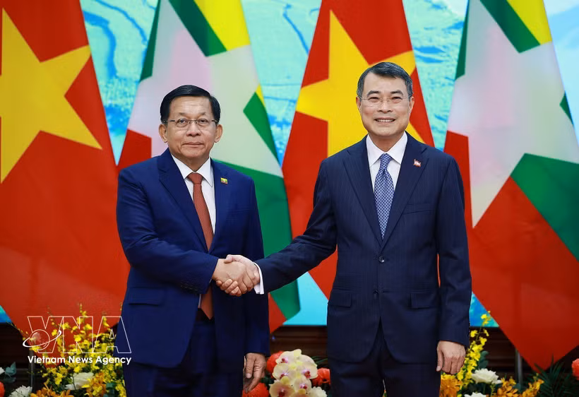 El primer ministro de Vietnam, Le Minh Hung, (derecha) y el presidente de Myanmar, Min Aung Hlaing. (Foto: VNA)