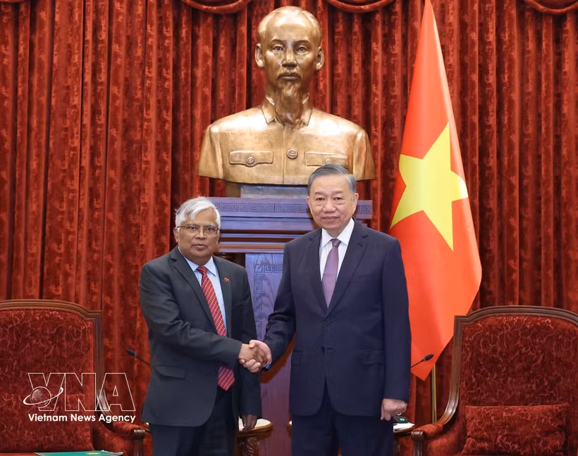 El secretario general del Partido Comunista y presidente de Vietnam, To Lam, (derecha) recibe al embajador de Bangladesh, Mohammad Lutfor Rahman. (Foto: VNA)