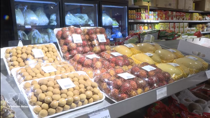 Frutas frescas de Vietnam a la venta en un supermercado de Francia. (Foto: VNA)
