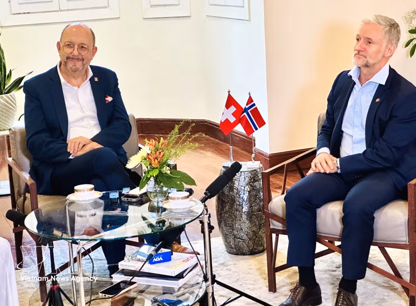 El embajador noruego en Hanoi, Stein Iversen, (derecha) y el embajador suizo, Thomas Gass, comparten con la prensa sobre el TLC entre Vietnam y la Asociación Europea de Libre Comercio. (Foto: VNA)
