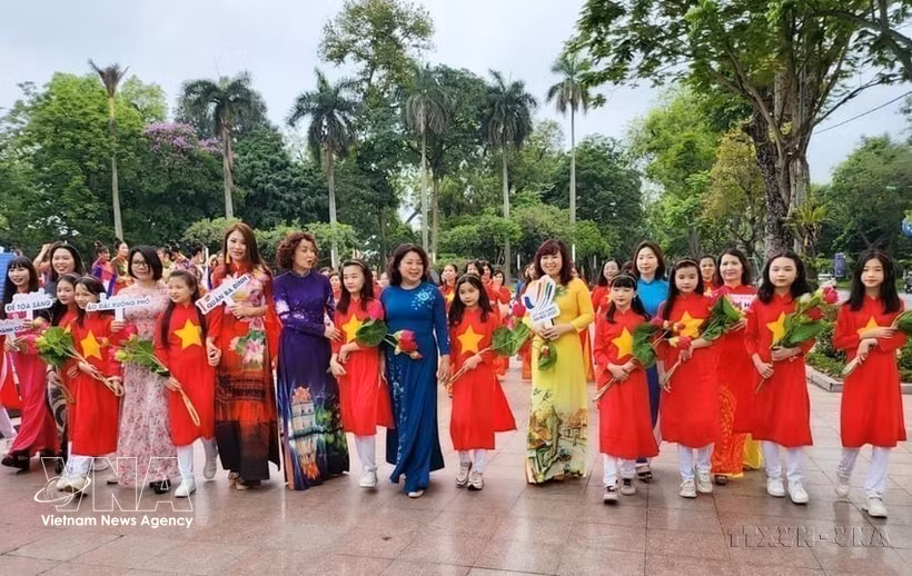 El festival "Ao Dai en las Calles", organizado por la Unión de Mujeres del distrito de Ba Dinh, Hanoi (2022). Foto: VNA