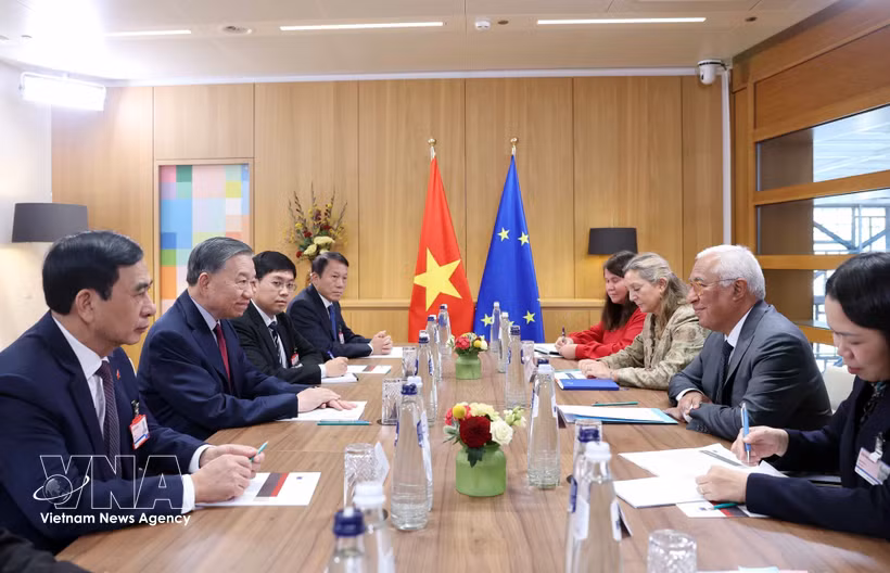 El secretario general del Partido Comunista y presidente de Vietnam, To Lam, sostiene conversaciones con el presidente del Consejo Europeo, António Costa. (Foto: VNA)