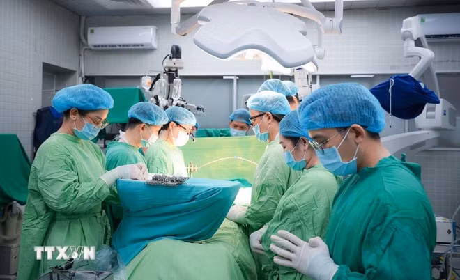Los médicos guardaron un minuto de silencio en honor al donante de órganos. (Foto: VNA)