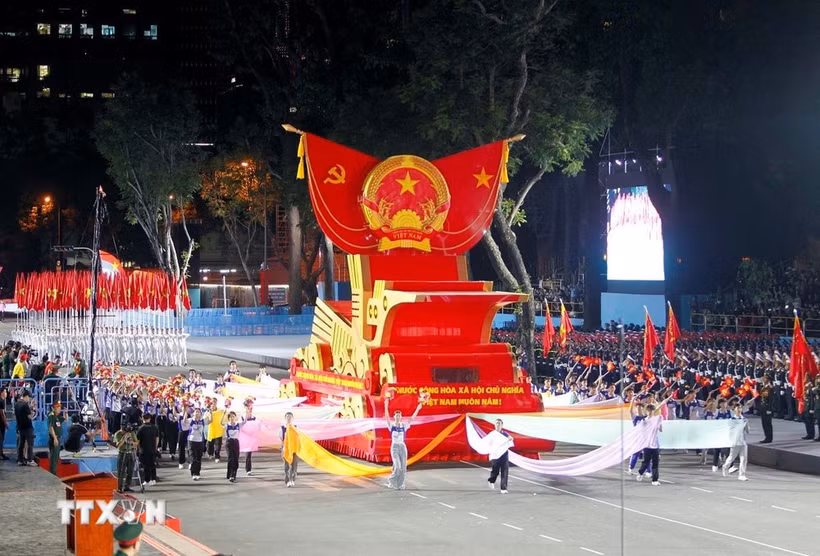 Desfile de carrozas con el emblema nacional de la República Socialista de Vietnam durante el segundo ensayo del desfile. (Foto: VNA)