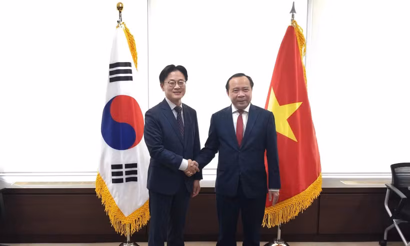 El ministro de Ciencia y Tecnología de Vietnam, Vu Hai Quan, (derecha) con el ministro surcoreano de Comercio, Industria y Recursos, Jung Kwan. Foto: vnexpress.vn