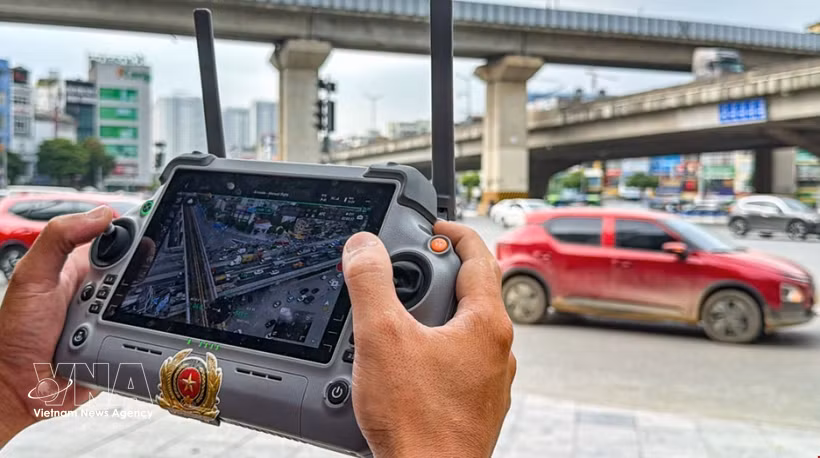 Un técnico controla un UAV para supervisar la situación del tráfico en la zona de la Circunvalación 3, en el tramo entre las calles Nguyen Xien y Nguyen Trai. (Foto: VNA)
