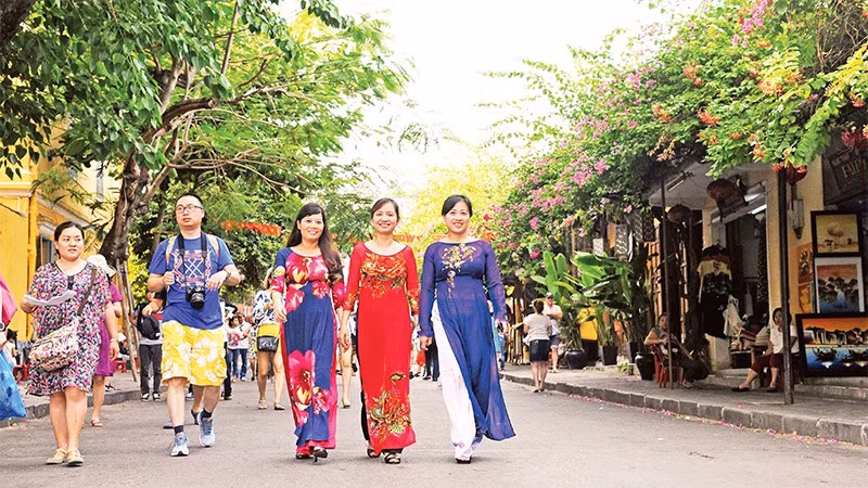 Los turistas visitan el casco antiguo de la ciudad de Hoi An, provincia de Quang Nam. (Foto: nhandan.vn)