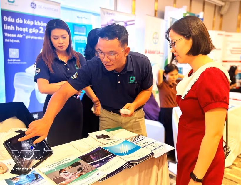 Diversos productos y soluciones tecnológicas para el diagnóstico y tratamiento del ictus se presentan durante la conferencia internacional celebrada en Can Tho. (Foto: VNA)