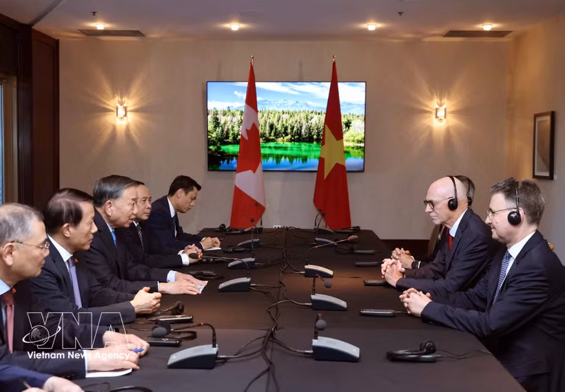 El secretario general del Partido y presidente de Vietnam, To Lam, recibe al profesor Graham Carr, rector de la Universidad Concordia de Canadá. (Foto: VNA)