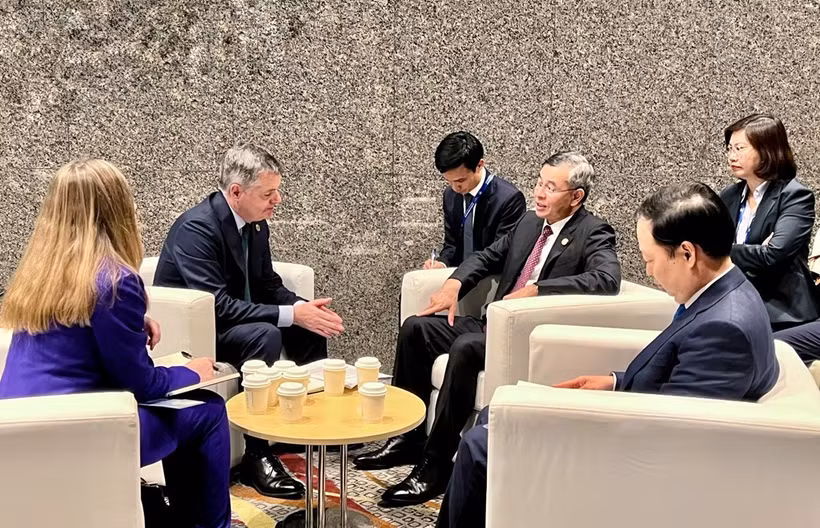 El ministro de Finanzas, Ngo Van Tuan, y Paschal Donohoe, director gerente y director de Conocimiento del Grupo del Banco Mundial. (Foto: Ministerio de Finanzas de Vietnam)