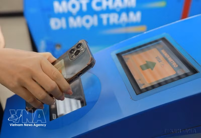 Sistema de control de acceso automático que integra identificación y autenticación electrónica, reconocimiento biométrico y pagos sin efectivo para los pasajeros de la línea ferroviaria Cat Linh-Ha Dong (diciembre de 2025). (Foto: VNA)