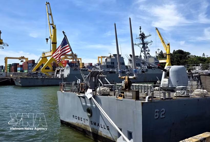 Los buques de escolta de la Armada de Estados Unidos, el crucero USS Robert Smalls (CG-62) y el destructor USS Shoup (DDG-86), atracan en el puerto de Tien Sa, en la ciudad de Da Nang, como parte de la visita oficial del grupo naval estadounidense a Vietnam. (Foto: VNA)