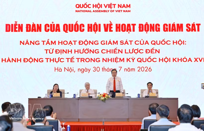 El presidente del Parlamento de Vietnam, Tran Thanh Man, preside el Foro de Supervisión de la Asamblea Nacional. (Foto: VNA)
