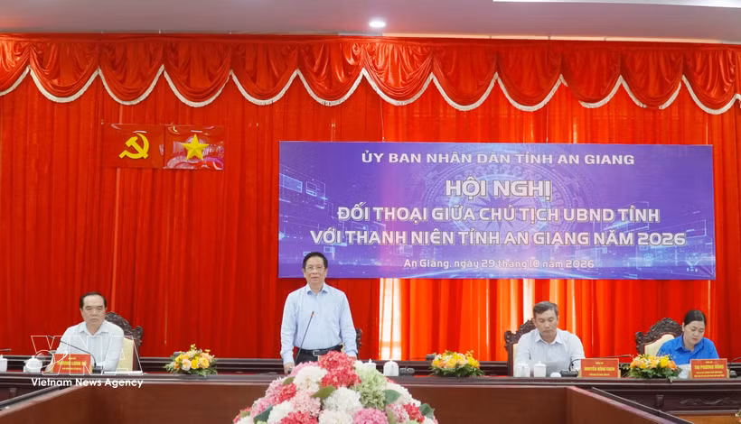 El presidente del Comité Popula de An Giang, Ho Van Mung, responde a preguntas de los jóvenes en el evento. (Foto: VNA)