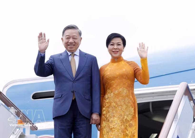 El secretario general del Partido y presidente de Vietnam, To Lam, y su esposa llegan al aeropuerto de Vnukovo, Moscú, iniciando su visita de Estado a Rusia. (Foto: VNA)