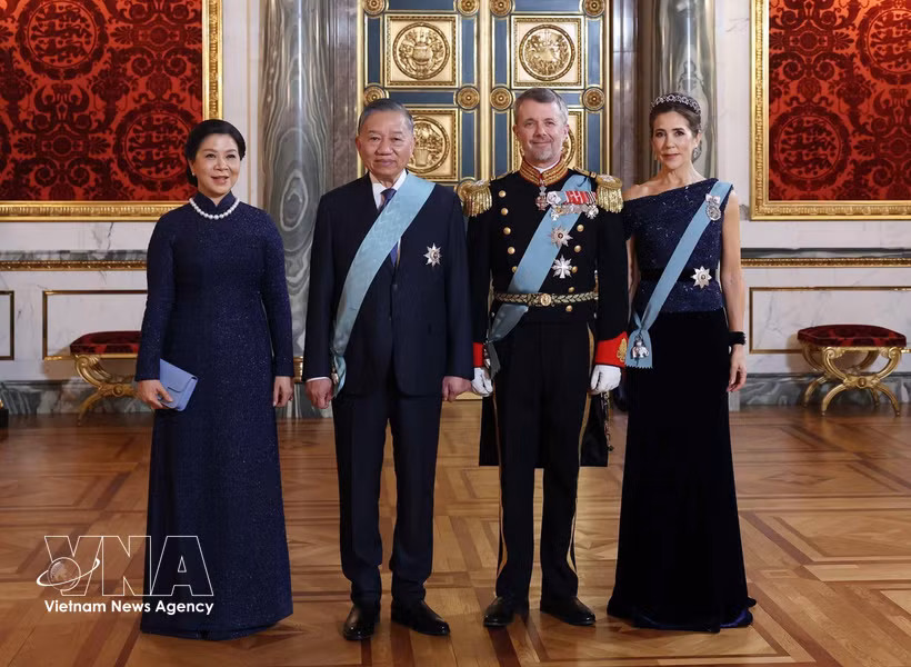 El secretario general del Partido Comunista y presidente de Vietnam, To Lam, junto con su esposa, Ngo Phuong Ly, y el rey Federico X y la reina María de Dinamarca. (Foto: VNA)