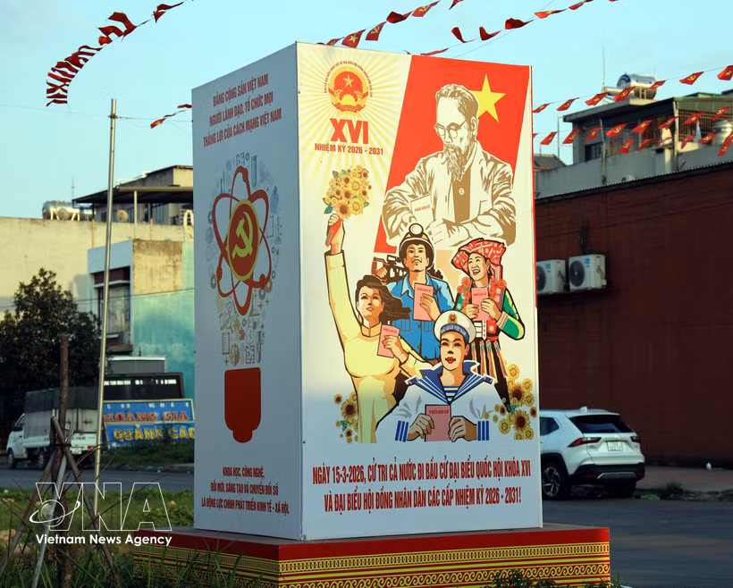Símbolos electorales instalados en diversas calles del barrio Ha Lam, en la provincia de Quang Ninh, en preparación para las próximas elecciones. (Foto: VNA) 