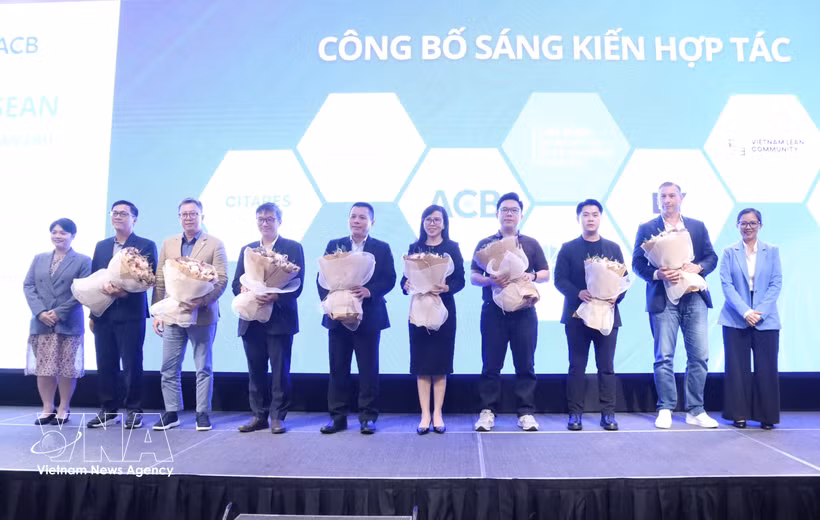 Los miembros participantes en la cooperación presentan el Foro de la Iniciativa de Cooperación de Cadenas de Valor Vietnam-ASEAN. (Foto: VNA)