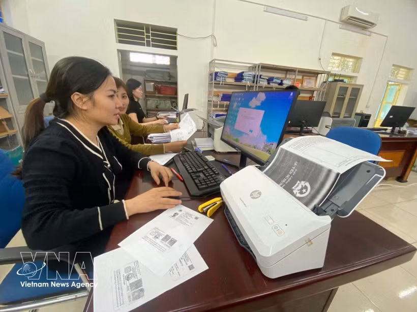 Funcionarias de la comuna de Xuan Hoa, provincia de Thanh Hoa, recopilan datos sobre información relacionada con las tierras. (Foto: VNA)