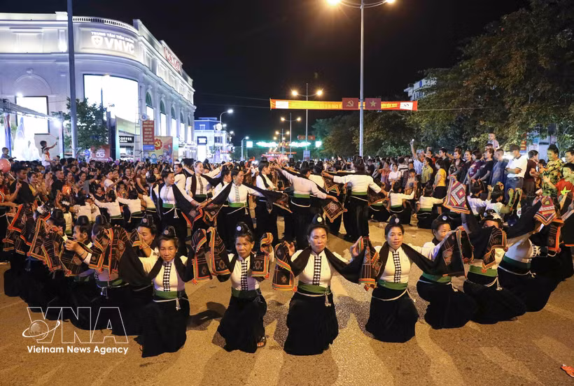 Destacadas actuaciones de danza Xoe Thai en el Festival Callejero “Esencias del Noroeste”. (Foto: VNA)
