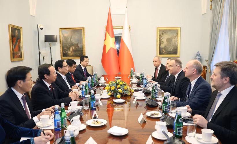 El primer ministro vietnamita, Pham Minh Chinh, dialoga con el presidente polaco, Andrzej Duda. (Fuente: VNA)