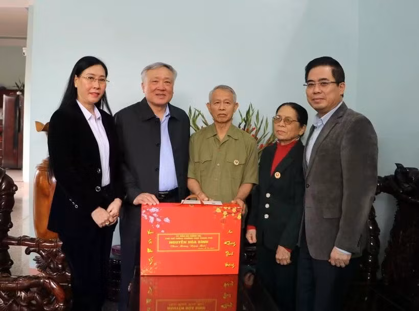 El vicepremier permanente Nguyen Hoa Binh y los dirigentes de la provincia de Quang Ngai entregaron obsequios Tet a la familia del inválido de guerra Nguyen Anh Duong, en la comuna de Binh Hoa, distrito de Binh Son, provincia de Quang Ngai. (Foto: VNA)