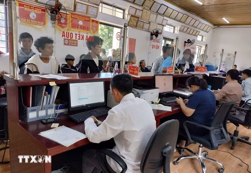 El Centro de Servicios Administrativos Públicos de la comuna Tua Sin Chai, en la provincia de Lai Chau, se ha convertido rápidamente en un punto de referencia cercano y habitual para los residentes locales cada vez que necesitan realizar trámites administrativos. (Foto: VNA)