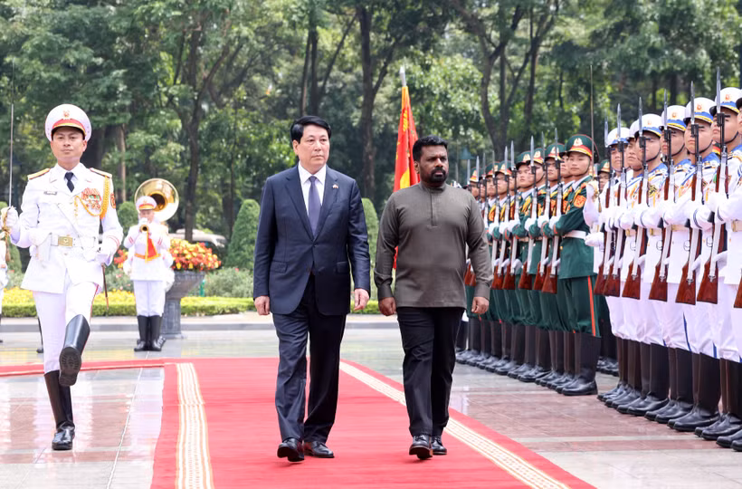 Los presidentes de Vietnam y Sri Lanka pasan revista a la guardia de honor del Ejército Popular de Vietnam. (Foto: VNA)
