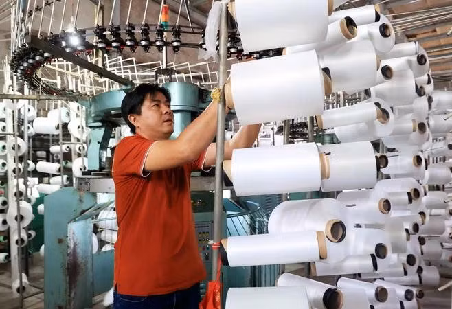 Producción de hilo de seda para la industria textil en el distrito de Binh Chanh, Ciudad Ho Chi Minh. (Foto de ilustración. Fuente: VNA)
