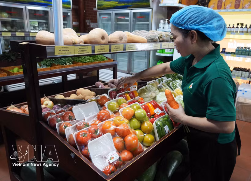 En el supermercado agrícola y alimentario orgánico Que Lam, en la ciudad de Hue, se venden frutas producidas mediante cadenas de suministro integradas y modelos de agricultura ecológica. (Foto: VNA)