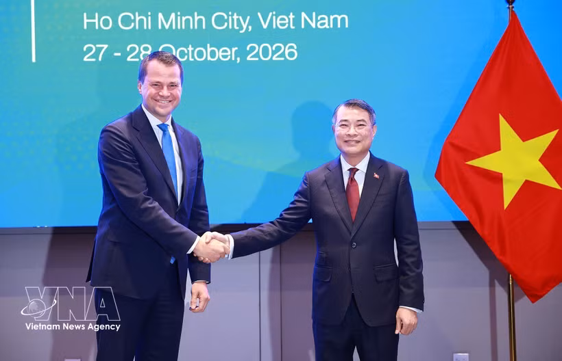 El primer ministro de Vietnam, Le Minh Hung, (derecha) recibe a Stephan Mergenthaler, director ejecutivo del Foro Económico Mundial. (Foto: VNA)