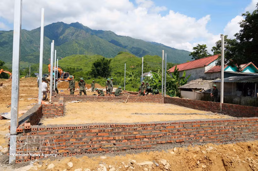 Soldados del Mando Militar de la provincia de Lai Chau participan en la construcción de viviendas para las familias afectadas por las inundaciones. (Foto: VNA)