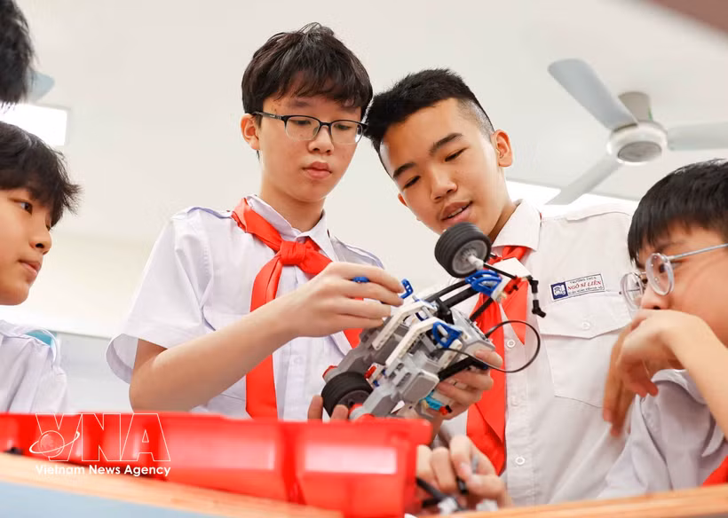 Estudiantes de Hanoi aplican la inteligencia artificial (IA) en la creación de imágenes y el diseño de ensamblaje de robots. (Foto: VNA)