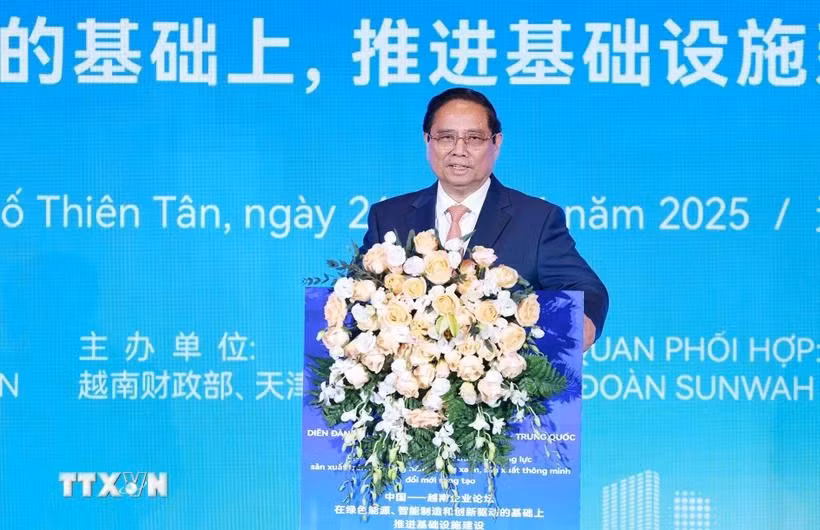 El primer ministro Pham Minh Chinh interviene en el Foro de Conexión Empresarial Vietnam-China en Tianjin (Foto: VNA)