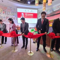 Los delegados cortaron la cinta para inaugurar la exposición "Presidente Ho Chi Minh - Símbolo de paz y amistad". (Foto: VNA)