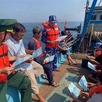 La Guardia Costera de la Región 3 se coordina con la Guardia Fronteriza de Phu Yen para difundir las leyes a los pescadores. (Foto: VNA)