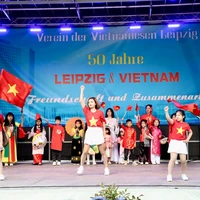 Programa cultural de niños vietnamitas en el Día de Cultura Vietnamita en la ciudad de Leipzig. (Foto: VNA)