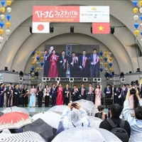 Los delegados cortan la cinta inaugural del Festival de Vietnam 2025 en Japón. (Foto: VNA)