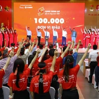 Prof. Dr. Tran Van Thuan, viceministro de Salud, el Prof. Asociado Dr. Nguyen Ha Thanh, director del Instituto Central de Hematología y Transfusión de Sangre, y otros invitados y voluntarios inauguraron el XIII Itinerario Rojo 2025. (Foto: VNA)