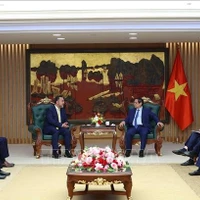 Durante el encuentro entre el primer ministro vietnamita, Pham Minh Chinh, y el vicepresidente de la Autoridad de Inversiones de Omán, Sheikh Nasser bin Suliman Al Harthi. (Foto: VNA)