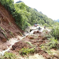 Las fuertes lluvias provocan deslizamientos de tierra, causando problemas de seguridad vial en la Carretera Nacional 4D, el tramo que limita con la ciudad de Lai Chau y el distrito de Phong Tho. (Foto: VNA)