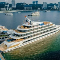Numerosas empresas invierten en cruceros de lujo para atender a los turistas que visitan la bahía de Ha Long. (Foto: vdstravel.com)