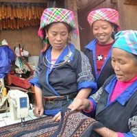 Trajes tradicionales de la etnia Mong brillan en la comuna de Suoi Giang