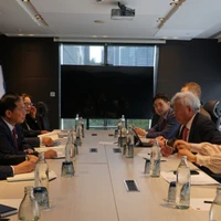 Durante el encuentro entre el presidente del Banco Asiático de Inversión en Infraestructura (AIIB), Jin Liqun, y el viceprimer ministro y canciller vietnamita, Bui Thanh Son. (Foto: VNA)