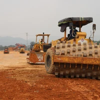 El contratista Cienco 8 acelera la construcción de la carretera que conecta la ruta interregional con el parque industrial de Cam Khe. Foto: baophutho.vn