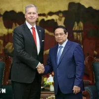 El primer ministro de Vietnam, Pham Minh Chinh, recibe al presidente y director ejecutivo del Grupo Excelerate Energy (Estados Unidos), Steven Kobos. (Foto: VNA)