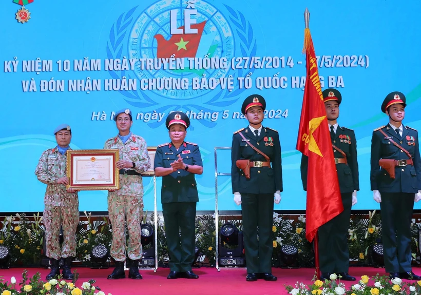 El viceministro de Defensa Hoang Xuan Chien entrega la Orden de Defensa de la Patria al Equipo de Ingenieros número 1. (Fuente: VNA)